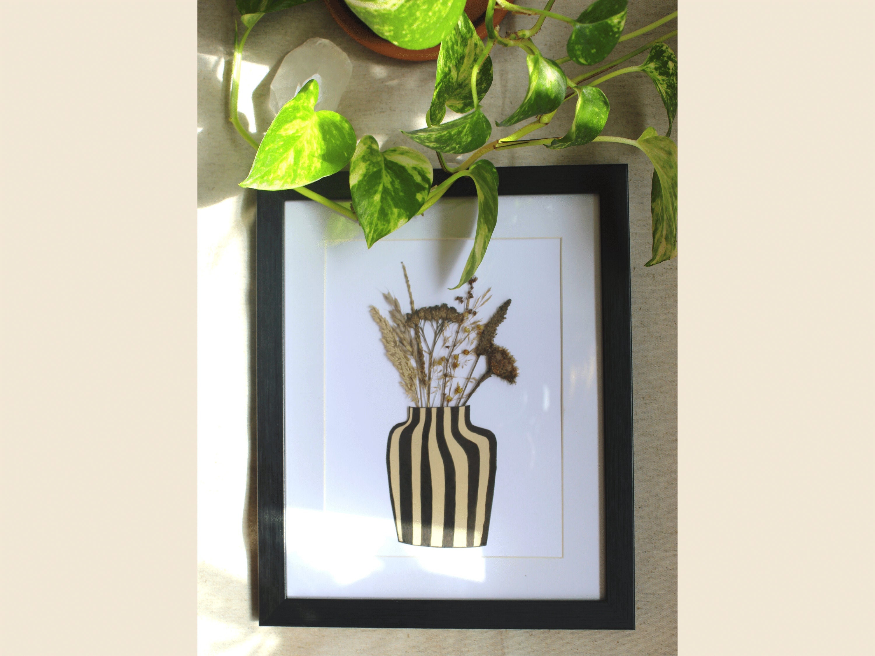 Illustration Le Vase Rayé de Fleurs Séchées