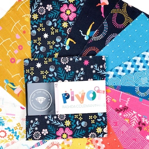Könnte beinhalten: Ein Pack mit 42 Stoffquadraten mit einer Größe von 12,7 cm, die eine Vielzahl von bunten Mustern aufweisen. Das Pack ist mit "Pivot" von Rashida Coleman-Hale für die "Port Star Society" gekennzeichnet.