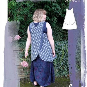 Puede incluir: Una mujer lleva un delantal azul y blanco estampado sobre un vestido negro. El delantal tiene una espalda en forma de V y un fondo curvo. La imagen tambi&eacute;n muestra un dibujo de l&iacute;nea de un delantal simple con un bolsillo. El texto "LAYER UP APRON" est&aacute; en la parte superior de la imagen. El texto "sd SEW DIFFERENT" est&aacute; en la parte inferior de la imagen.