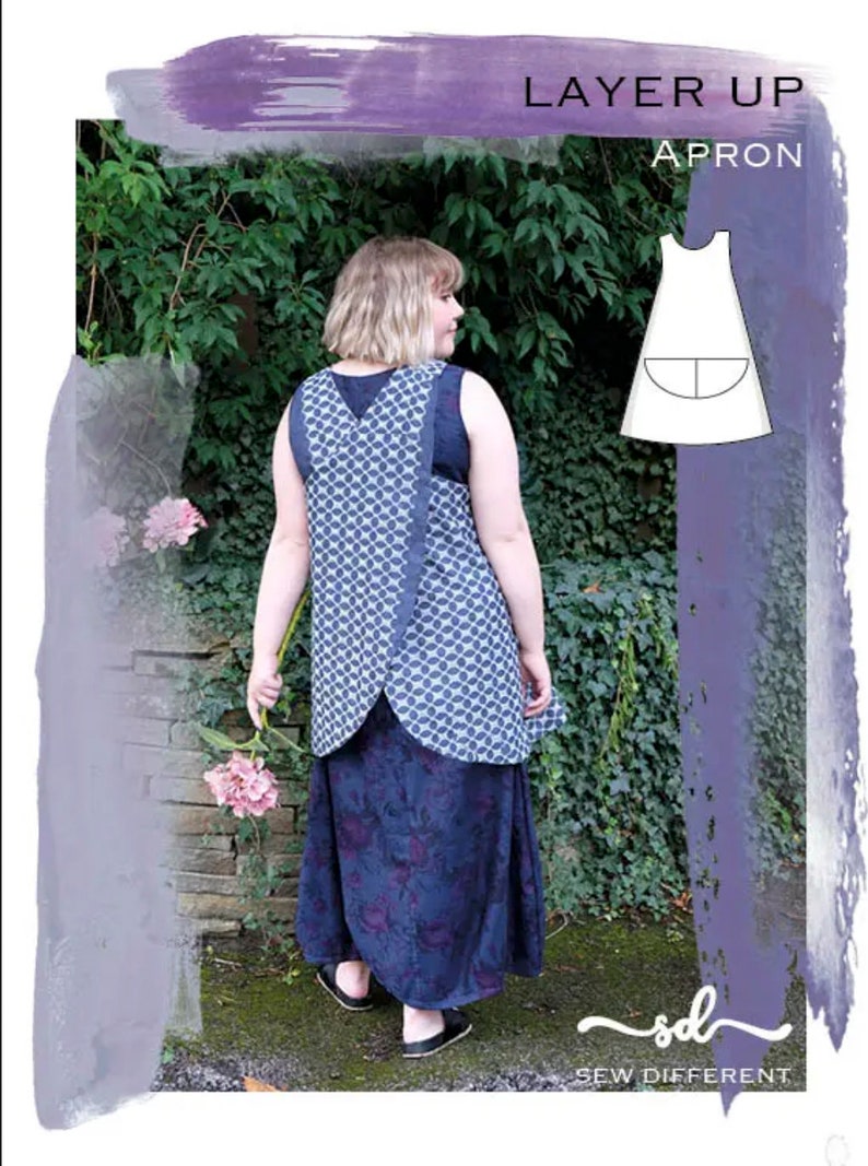Puede incluir: Una mujer lleva un delantal azul y blanco estampado sobre un vestido negro. El delantal tiene una espalda en forma de V y un fondo curvo. La imagen tambi&eacute;n muestra un dibujo de l&iacute;nea de un delantal simple con un bolsillo. El texto "LAYER UP APRON" est&aacute; en la parte superior de la imagen. El texto "sd SEW DIFFERENT" est&aacute; en la parte inferior de la imagen.