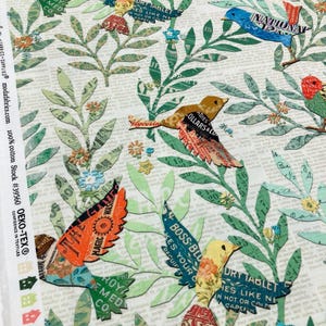 Könnte beinhalten: Weißer Baumwollstoff mit einem sich wiederholenden Muster aus bunten Vögeln und grünem Laub. Die Vögel haben Flügel aus Vintage-Werbung. Der Hintergrund hat einen dezenten Textdruck und kleine florale Akzente.