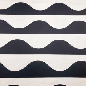 Emily van Hoff für Moda &#39;Groove&#39; Quilting Cotton &#39;Two Tone Curve&#39; in &#39;Tuxedo&#39;