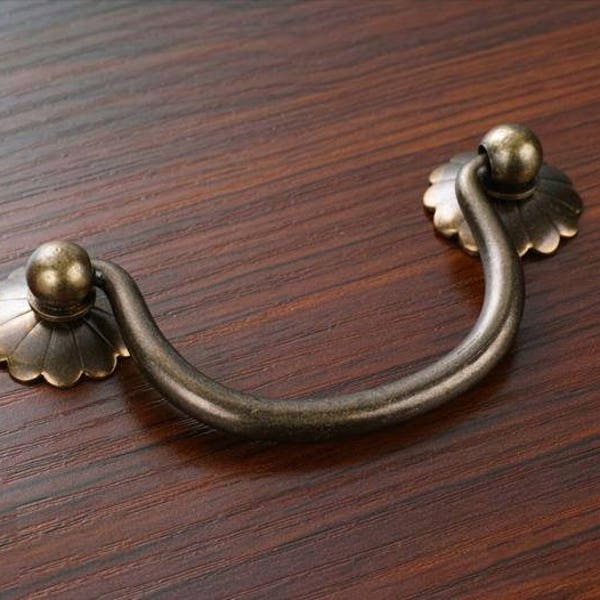 2,5 "/ 3"Drop Bail Dresser Pulls Handle Drawer Pulls Antique Bronze Küchenschrank Griffe Hardware Blume Pulls Schrankgriffe Pull