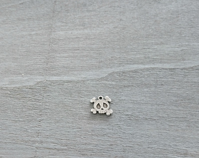 16mm Zamak Halloween. Skull Pendant bones