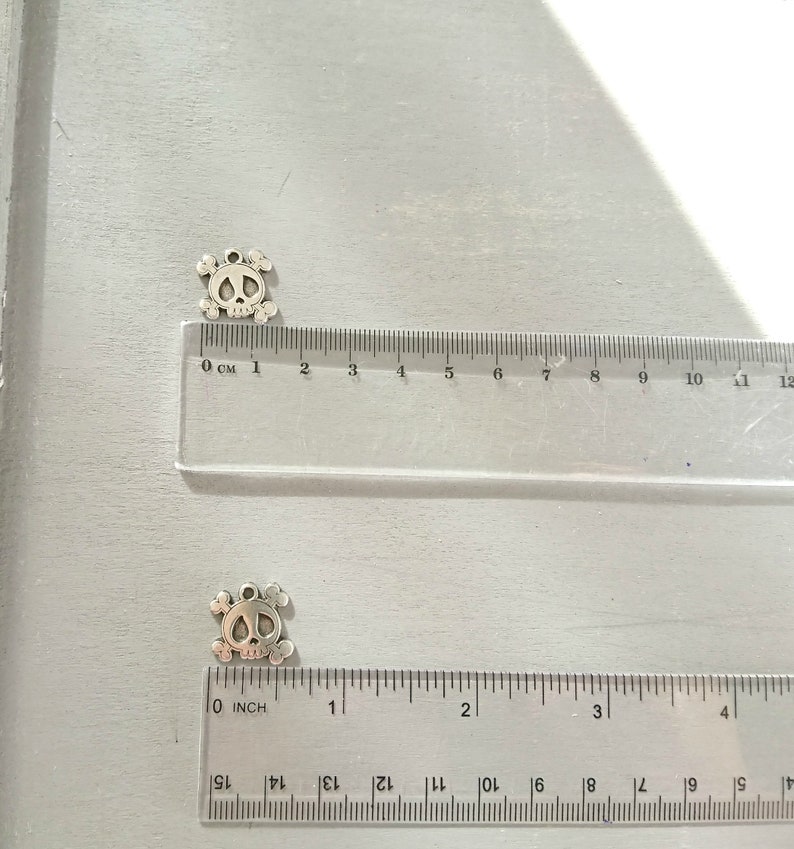 16mm Zamak Halloween. Skull Pendant bones