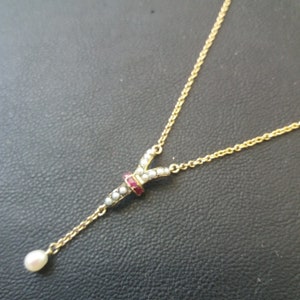 Collar Y con perlas y rubíes