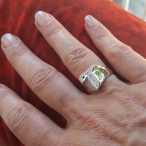 Anel em ouro branco com diamantes, letra T ou L