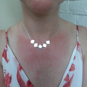 Collar minimalista de bloques de plata