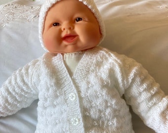 Weiße Baby Strickjacke und Mütze