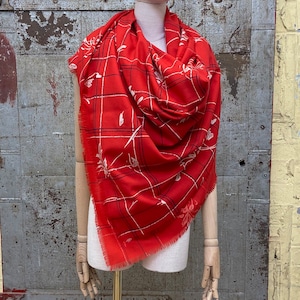 Große Vintage Schal von Liberty, rote Wolle mit Creme & Blaue Blumenmuster-Decke werfen