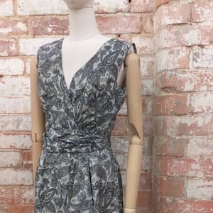 1950er 60er Jahre Seiden-Cocktailkleid mit Wickeleffekt, Wasserfall-Detail Grau & Silber Paisley-Druck MEDIUM