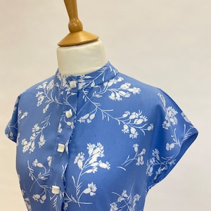 1950s Dress, China Blue with White Flowers, High Neck & Cap Sleeves Square Buttons. Vintage Tea-dress 42"