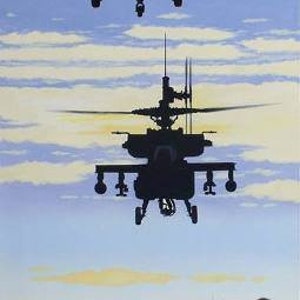 Könnte beinhalten: Silhouetten von drei Apache-Hubschraubern, die in Formation gegen einen Sonnenuntergangshimmel fliegen. Die Hubschrauber sind schwarz und der Himmel ist ein Farbverlauf von Orange, Gelb und Blau.