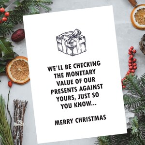Les cadeaux seront vérifiés pour une valeur égale| Drôle de carte| Cadeaux| Carte de Noël| Drôle| Cadeaux| Noël| Rires| Bâtards serrés| Famille| Valeur | Picsou