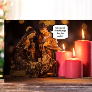 Szopka z gigantycznymi świecami|Zabawna kartka|Narodzenie|Kartka świąteczna|Zabawna|Piękna kartka|Boże Narodzenie|Śmiech|Dziecię Jezus|Piękna scena|Świece|Zabawne Boże Narodzenie