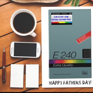 Cassette VHS pour la fête des pères|Fête des pères|Carte impolie|Carte grossière|Insulte|Carte insultante|Fête des pères|Papa|Favori|Amour|Drôle|VHS|Vidéo|Amusant