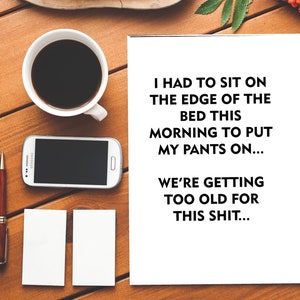 C’est la vie asseyez-vous pour mettre des pantalons sur| Carte Rude| Carte brute| Insulte| Carte d’anniversaire| Carte générale| La vie| Trop vieux| Merde| Pantalon| Vieillir