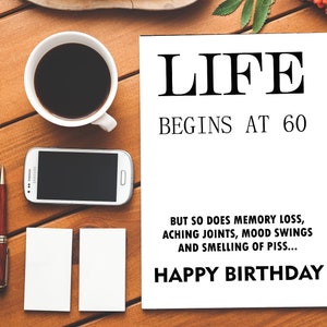 La vie commence à 60 ans et la perte de mémoire Douleurs articulaires, sautes d'humeur|50|50e|Carte d'anniversaire impoli|Carte d'anniversaire drôle|Joyeux anniversaire|Insulte|Insulte