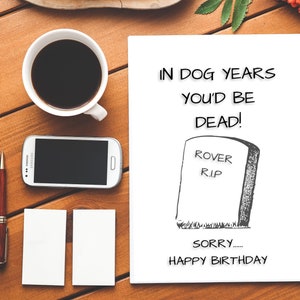 Dans Dog Years You’d Be Dead| Carte de sarcasme| Carte d’anniversaire grossière| Drôle de carte d’anniversaire| L’insulte| Insultant| Années de chien| C’est mort| repose en paix
