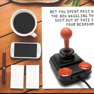 Remuant une manette de jeu dans les années 80|années 80|Anniversaire|Carte d'anniversaire grossier|Carte d'anniversaire drôle|Joyeux anniversaire|Anniversaire rétro|Manette de jeu|Jeux vidéo