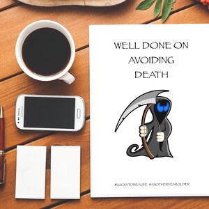 Bien fait sur éviter la mort #LuckyToBeAlive #AnotherYearOlder| La mort| Bien joué| Carte d’anniversaire grossière| Drôle de carte d’anniversaire| L’insulte| Insultant