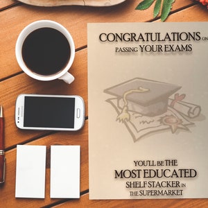 Congratulazioni per i risultati degli esami... Impilatore di scaffali più istruito / Biglietto di congratulazioni / Esame / Superato / Risultati / Biglietto divertente / Biglietto maleducato / Insulto