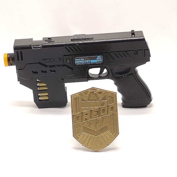 Judge Dredd Lawgiver (2012) Replica Prop & Badge on 2000ad ComicCon Cosplay Dredd Badge FREE SHIPPING with Tracking
