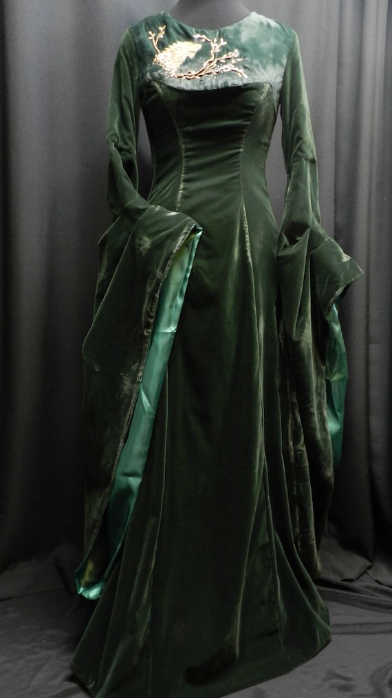 Inspired by Sansa Stark Green Velvet Dress , Embroidered Wolf, Shoulder's Fur and Cloak Season 6 Game of Thrones Custom Made to Your Size! - Etsy Inspired by Sansa Stark Green Velvet Dress , Embroidered Wolf, Shoulder's Fur and Cloak Season 6 Game of Thrones Custom Made to Your Size! - Etsy