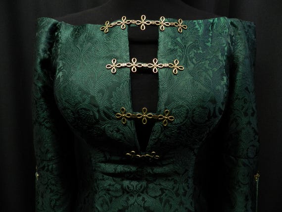 green dress got a girl loves green  welcome back game of thrones era!!! i am so pumped  for @aknightofthesevenkingdomshbo premiering tonight  and im loving  seeing everyone's @gameofthrones / @houseofthedragonhbo posts -yall keep em