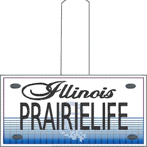 Könnte beinhalten: Ein blauer und weißer Illinois-Kennzeichen-Anhänger mit dem Text "Illinois PRAIRIE LIFE" in Schwarz.