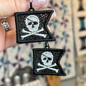 Pendientes de encaje con bandera pirata: Diseño náutico FSL (Descarga digital)