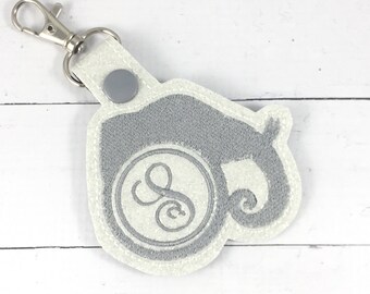 Broderidesign med elefanttryckknapp: Monogramnyckelring (4x4-båge) (digital nedladdning)