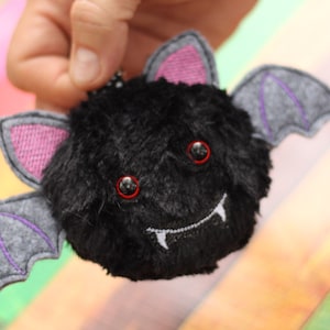 DBB Bat Fluffy Puff - Diseño de bordado en aro - Peluche ITH para bordado a máquina - Llavero con forma de murciélago - Amuleto para mochila - Archivo de descarga digital