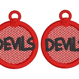 Könnte beinhalten: Zwei runde, rote gestickte Aufnäher mit schwarzem Netz-Hintergrund und dem Wort "DEVILS" in schwarzen Buchstaben.