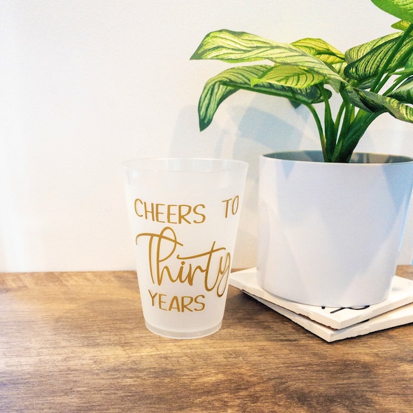 Vasos personalizados para recuerdos de fiesta, vasos personalizados, vasos para despedidas de soltero, vasos para aniversarios, vasos para reencuentros. Tamaños: 12 oz y 16 oz. Diseño de vinilo.