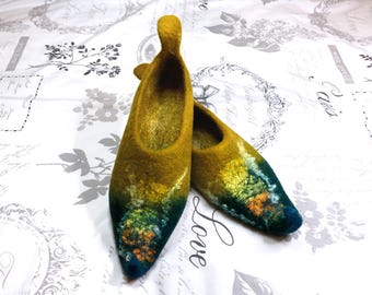 May include: A pair of yellow and green felt slippers with a pointed toe. The slippers have a blue and green design on the toe.