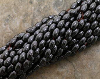 Peut inclure: Un brin de perles d'hématite noire, chaque perle est de forme ovale et a une finition lisse et polie.