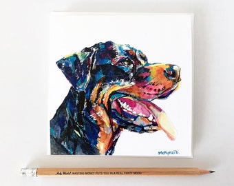 Könnte beinhalten: Ein farbenfrohes Gemälde eines Rottweilers mit herausgestreckter Zunge. Der Hund ist in Blautönen, Grün, Gelb, Orange und Rosa gemalt. Der Hintergrund ist weiß.