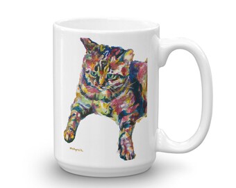Könnte beinhalten: Eine weiße Keramiktasse mit einem farbenfrohen Gemälde einer gestreiften Katze. Die Katze liegt mit dem Kopf zur Seite gedreht und blickt den Betrachter an. Das Gemälde ist in einem lebendigen Stil mit einer Vielzahl von Farben gehalten.
