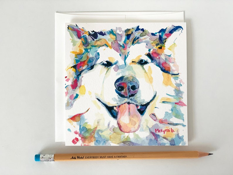 K&ouml;nnte beinhalten: Aquarellmalerei eines Hundefaces. Der Hund hat ein wei&szlig;es Fell mit Farbspritzern in Blaut&ouml;nen, Lila, Gelb, Orange und Rosa. Die Zunge des Hundes h&auml;ngt heraus und der Hund hat einen gl&uuml;cklichen Ausdruck. Das Gem&auml;lde ist signiert mit "Mckynna b."