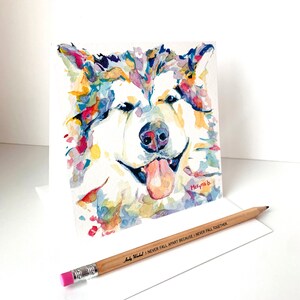 K&ouml;nnte beinhalten: Aquarellmalerei eines Hundefaces mit einem bunten abstrakten Hintergrund. Der Hund l&auml;chelt mit herausgestreckter Zunge. Das Gem&auml;lde ist signiert mit "Mckynna b."