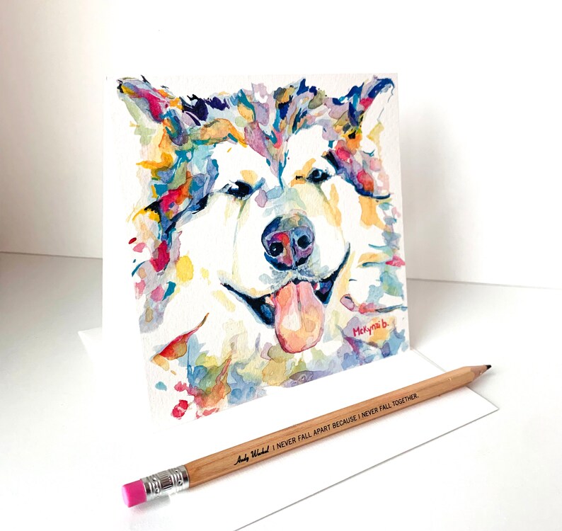 K&ouml;nnte beinhalten: Aquarellmalerei eines Hundefaces mit einem bunten abstrakten Hintergrund. Der Hund l&auml;chelt mit herausgestreckter Zunge. Das Gem&auml;lde ist signiert mit "Mckynna b."