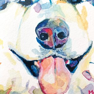 K&ouml;nnte beinhalten: Aquarellmalerei eines Hundefaces mit einer rosa Zunge, die herausstreckt. Das Fell des Hundes ist wei&szlig; mit Spritzern von Blau, Gelb und Rosa.