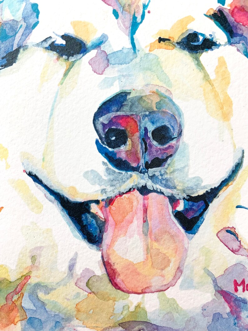 K&ouml;nnte beinhalten: Aquarellmalerei eines Hundefaces mit einer rosa Zunge, die herausstreckt. Das Fell des Hundes ist wei&szlig; mit Spritzern von Blau, Gelb und Rosa.