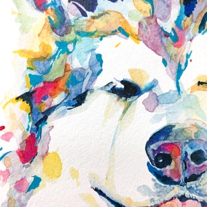 K&ouml;nnte beinhalten: Aquarellmalerei eines Hundefaces. Der Hund ist wei&szlig; mit Spritzern von blauer, gelber, rosa und roter Farbe. Die Nase des Hundes ist schwarz und rosa, und seine Zunge h&auml;ngt heraus.