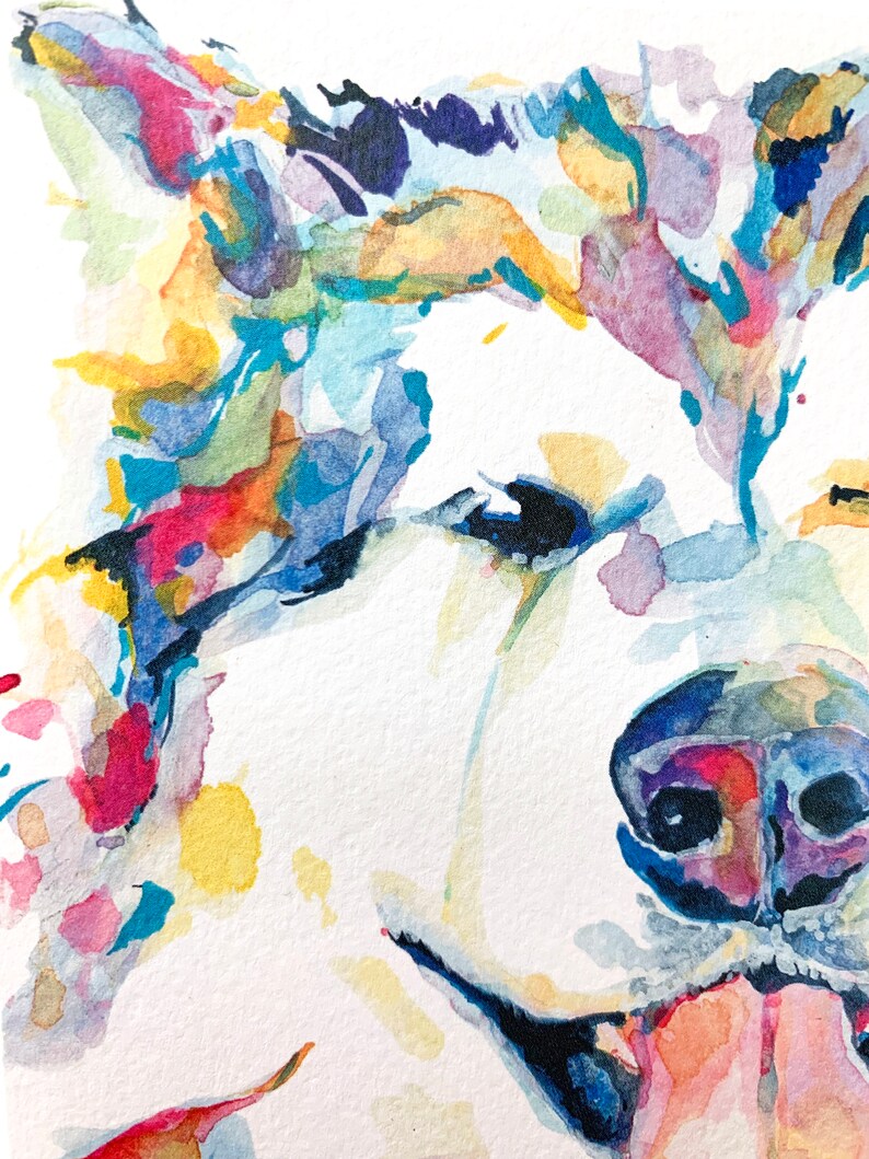 K&ouml;nnte beinhalten: Aquarellmalerei eines Hundefaces. Der Hund ist wei&szlig; mit Spritzern von blauer, gelber, rosa und roter Farbe. Die Nase des Hundes ist schwarz und rosa, und seine Zunge h&auml;ngt heraus.