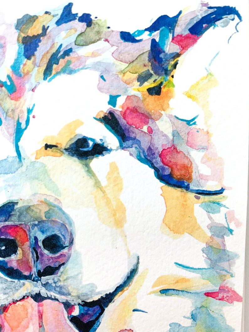 K&ouml;nnte beinhalten: Aquarellmalerei eines Hundefaces. Der Hund ist wei&szlig; mit Spritzern von rosa, blauer und gelber Farbe. Die Zunge des Hundes h&auml;ngt heraus.