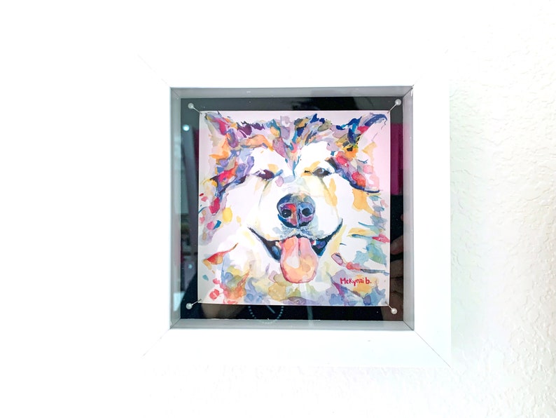 K&ouml;nnte beinhalten: Ein Aquarellbild eines Hundefaces mit einem bunten Hintergrund. Der Hund l&auml;chelt mit herausgestreckter Zunge. Das Bild ist signiert mit "Heyah b."