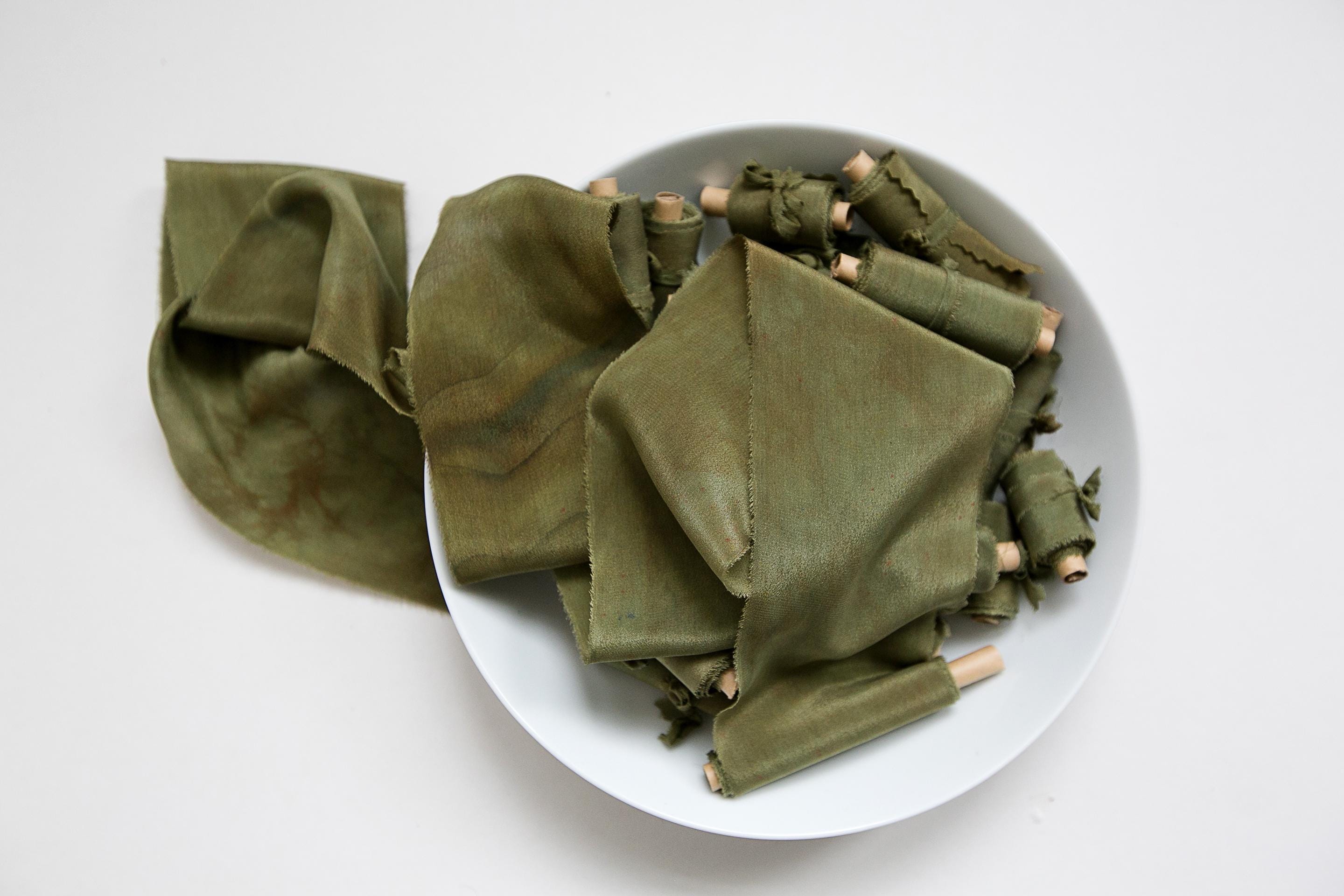 Ruban de soie, vert avec marquages, ruban de soie teint à la main, rubans de soie, rubans de soie teints à la main, ruban de soie 100 % pure, ruban de