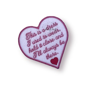 Puede incluir: Parche de fieltro rosa en forma de corazón con bordado rosa que dice "This is a dress I used to wear. Hold it close and I'll always be there."
